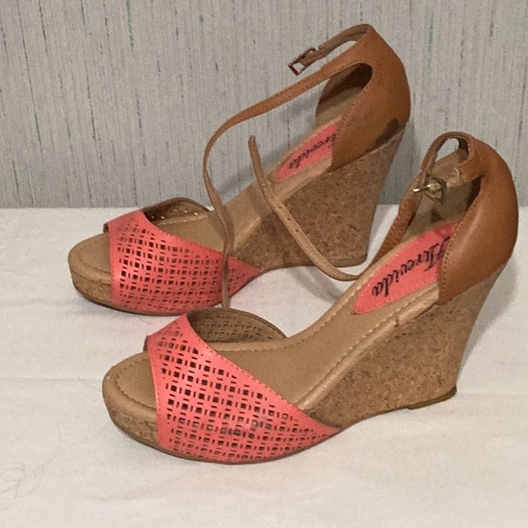 Atrevida wedges, & size 6. - Picture 4 of 8